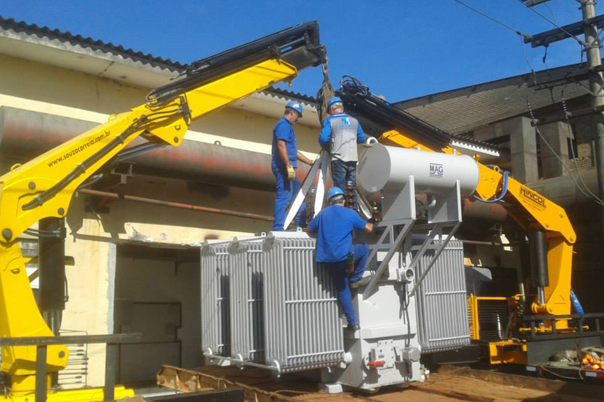 Equipe realizando movimentação de transformador