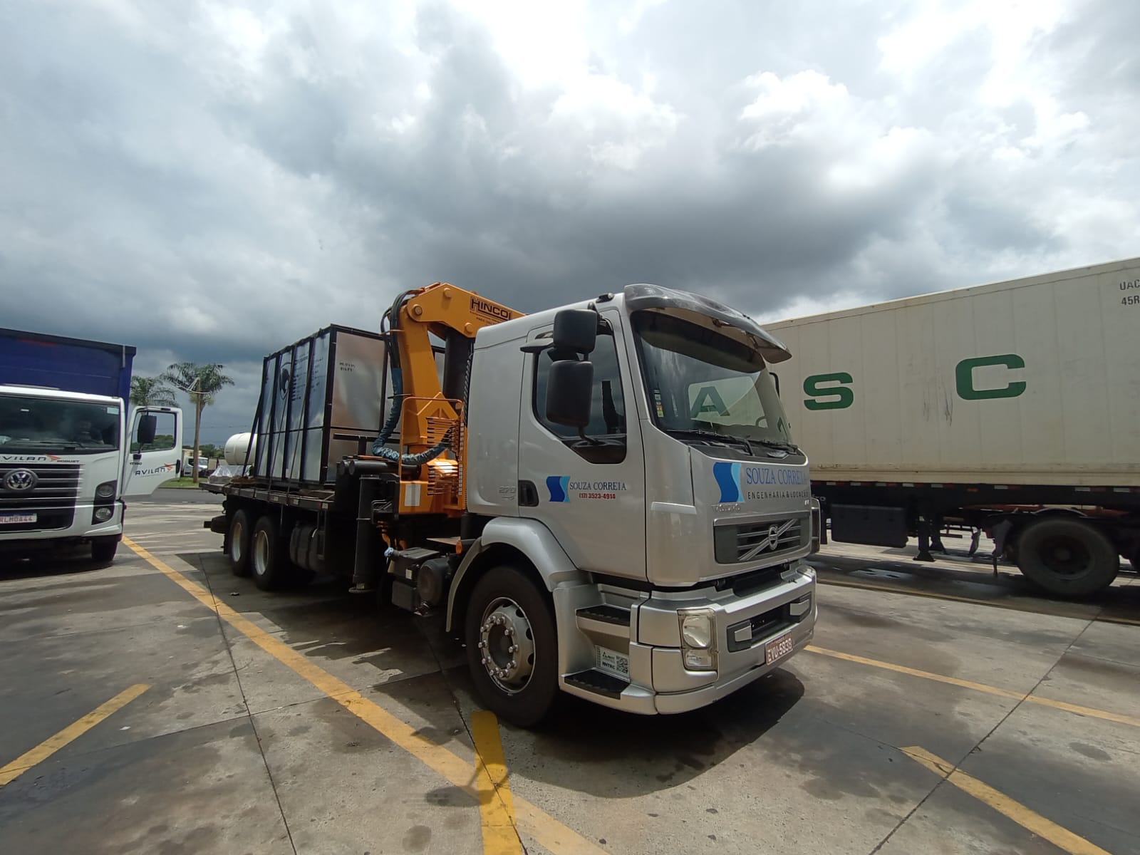 Caminhão guindaste transportando equipamento técnico